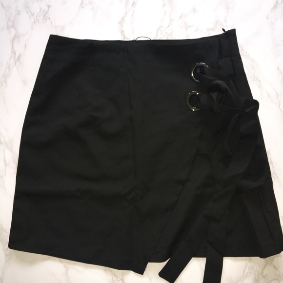 Black mini skirt - Picture 1 of 4